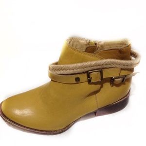 NWT!!-  Stylish ankle boots!!